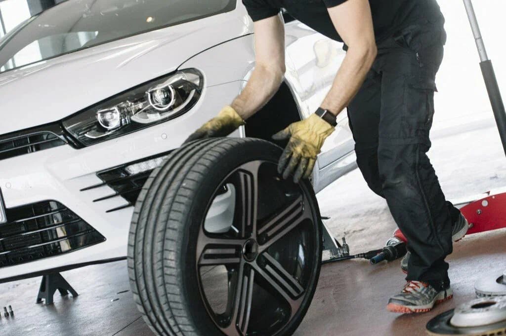 Emergency Tyre Replacement Tips Everyone Should Know Today